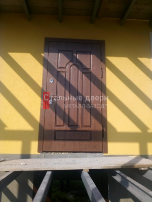 Коричневая входная дверь в загородный дом размером по полотну 960х2050 см. - фото №110